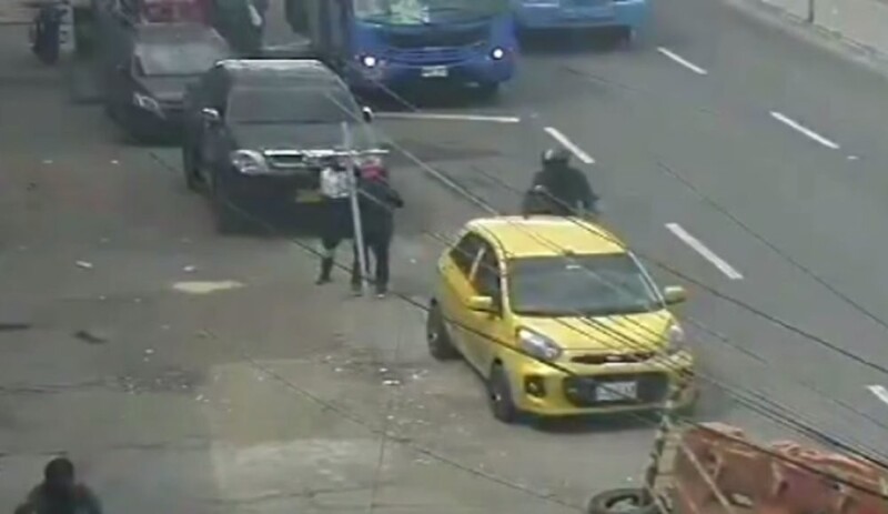 Вооруженное ограбление в Колумбии пошло не по плану
Вооруженное ограбление в Колумбии пошло не по плану