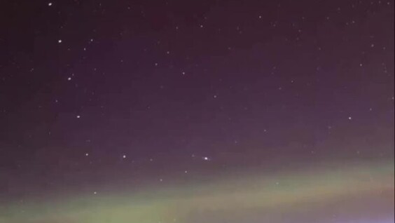 
        Астронавт NASA снял космический &laquo;поезд&raquo; из&nbsp;спутников Starlink на&nbsp;фоне полярного сияния    