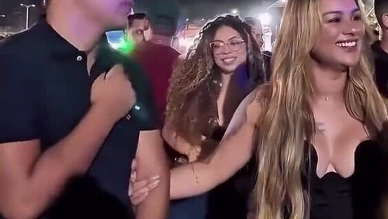 В объятиях своей девушки он не может оторвать взгляд от другой
В объятиях своей девушки он не может оторвать взгляд от другой