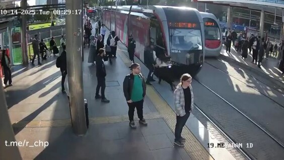 
        Сотрудник службы безопасности в&nbsp;последний момент спас невнимательную женщину    