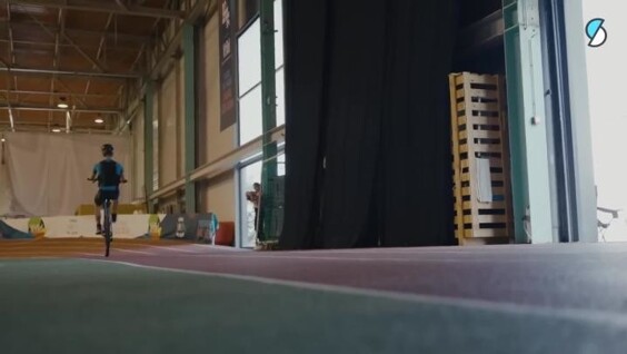 
        Французский велосипедист установил мировой рекорд, проехав 150&nbsp;км&nbsp;на&nbsp;заднем колесе    