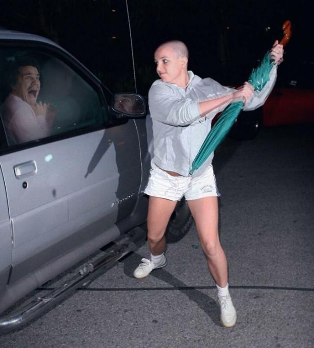 Парень, который «врывается» в жизнь звёзд с помощью фотошопа Парень, который «врывается» в жизнь звёзд с помощью фотошопа