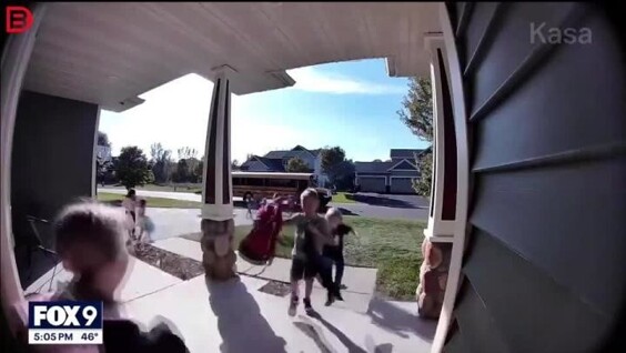 
        В&nbsp;США&nbsp;женщина спасла детей из&nbsp;горящего школьного автобуса    