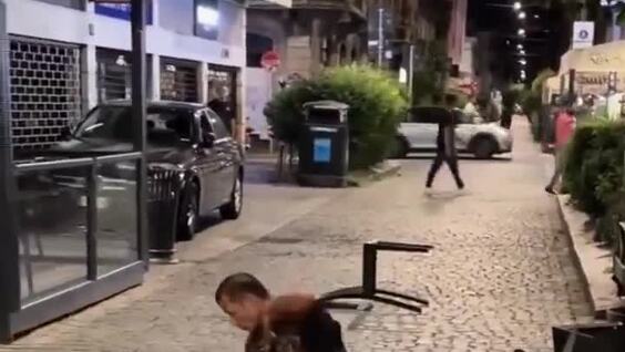 
        Бармен обезвредил пьяного мужчину с&nbsp;ножом    