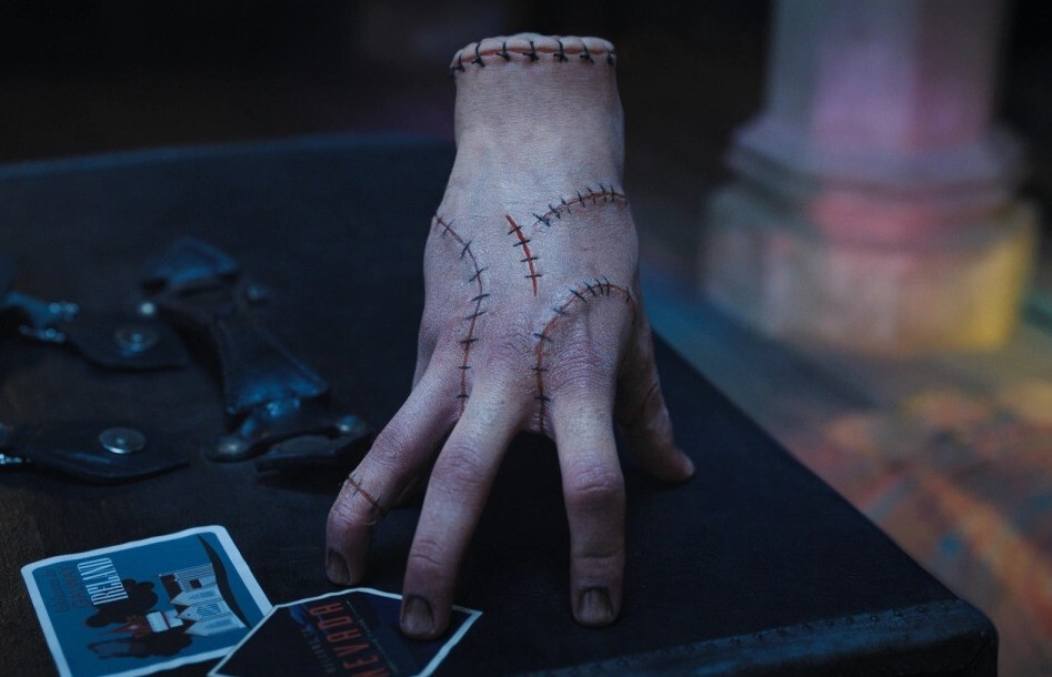 
        &laquo;Уэнсдей&raquo;: как&nbsp;создавались сцены с&nbsp;Вещью &ndash; загадочным и&nbsp;забавным членом семейки Аддамс    