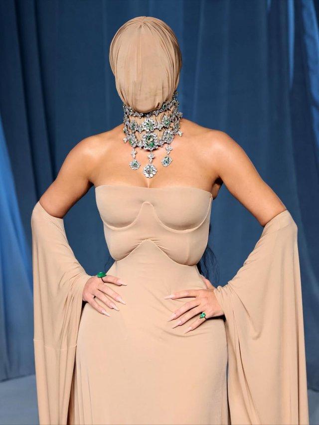 Ким Кардашьян решила повторить образ бывшего мужа Канье Уэста Ким Кардашьян решила повторить образ бывшего мужа Канье Уэста