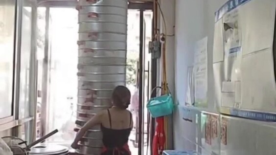 
        Владелица закусочной поднимает по&nbsp;24&nbsp;яруса паровых булочек за&nbsp;раз    