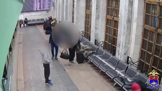 
        Момент похищения чемодана с миллионом рублей попал на видео    