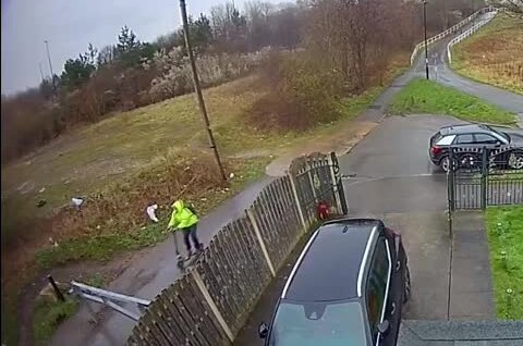 
        Самокатчик не заметил шлагбаум во время поездки    