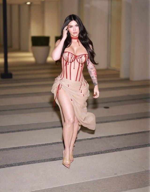 Меган Фокс впервые появилась на публике после рождения четвертого ребенка Меган Фокс впервые появилась на публике после рождения четвертого ребенка