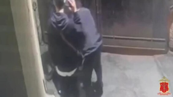 
        В Петербурге трое налетчиков разбили челюсть мужчине молотком ради 15 тысяч    
