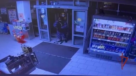 Сотрудники Росгвардии задержали 22-летнего вора, похитившегого из магазина деньги и алкогольные напитки
Сотрудники Росгвардии задержали 22-летнего вора, похитившегого из магазина деньги и алкогольные напитки