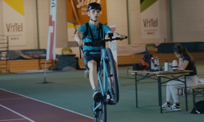 
        Французский велосипедист установил мировой рекорд, проехав 150&nbsp;км&nbsp;на&nbsp;заднем колесе    