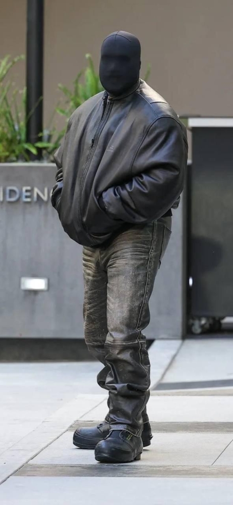 Ким Кардашьян решила повторить образ бывшего мужа Канье Уэста Ким Кардашьян решила повторить образ бывшего мужа Канье Уэста