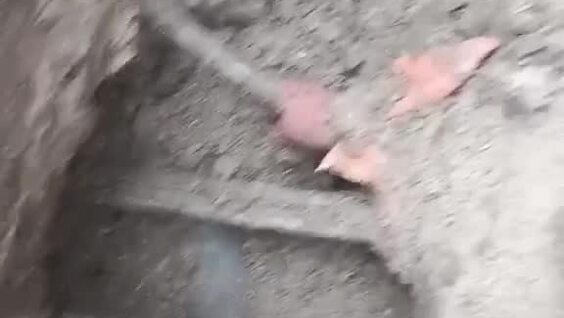 
        Рабочие нашли скрытые трубы и&nbsp;провода, хотя начальник уверял, что&nbsp;там&nbsp;пусто    