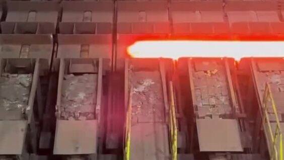 
        Один день на&nbsp;челябинском заводе глазами машинистки крана    