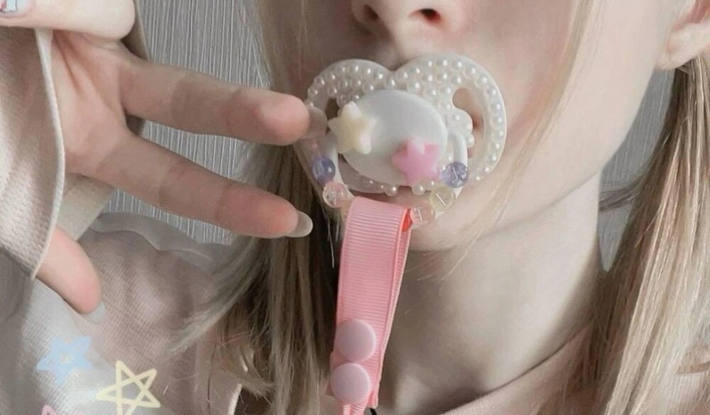 Зумеры сосут детские пустышки, чтобы снизить стресс
Зумеры сосут детские пустышки, чтобы снизить стресс