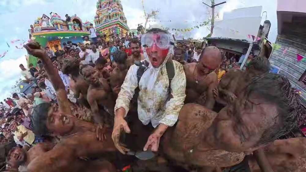 
        Американец побывал на&nbsp;индийском фестивале, где&nbsp;участники закидывают друг друга навозом    