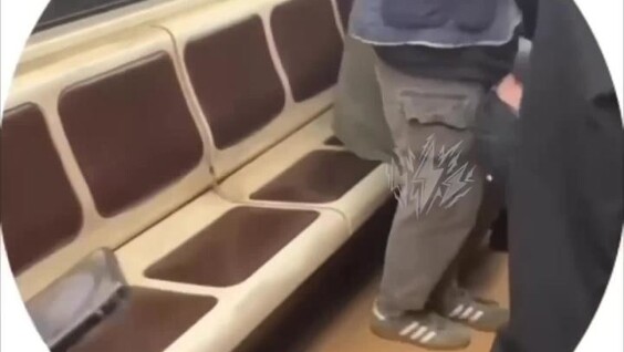 
        В питерском метро мужчина ради забавы начал снимать пассажиров на телефон, но получил ногой в лицо    