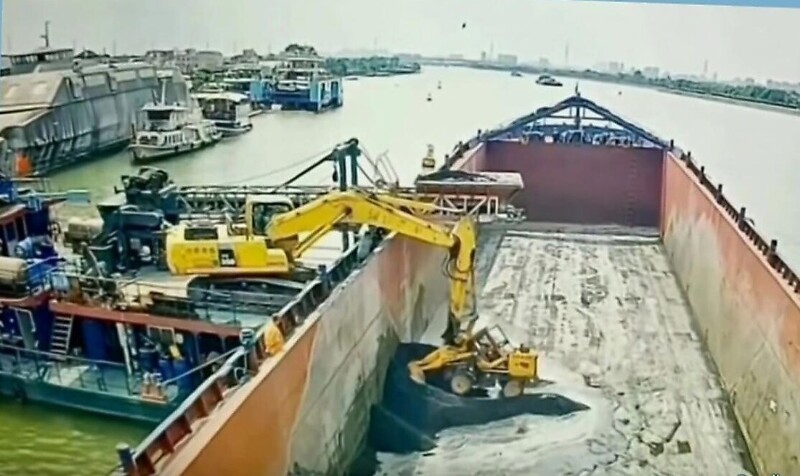
        Экскаваторщик и бульдозерист не поделили кучу гравия на барже    