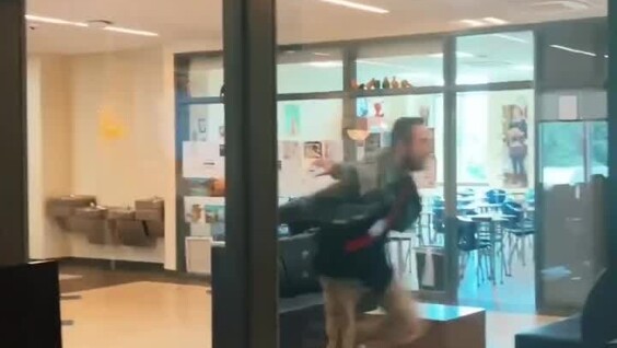 
        Учителя разыграли учеников школы после звонка на&nbsp;перемену    