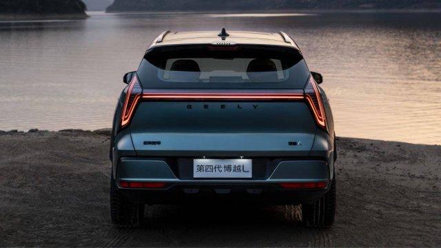 Новая "Волга" - это переделанный Geely Atlas: пользователи в шоке