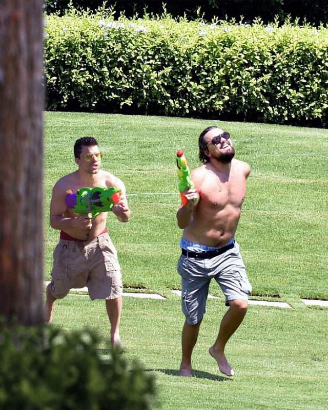 Парень, который «врывается» в жизнь звёзд с помощью фотошопа Парень, который «врывается» в жизнь звёзд с помощью фотошопа