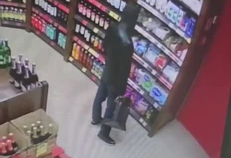 
        Мужчины украли алкоголь из&nbsp;магазина    