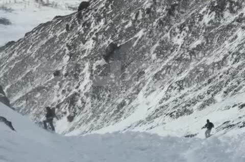 Лыжник чуть не погиб во время схода лавины
Лыжник чуть не погиб во время схода лавины