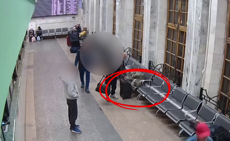 
        Момент похищения чемодана с миллионом рублей попал на видео    