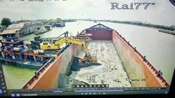 
        Экскаваторщик и бульдозерист не поделили кучу гравия на барже    