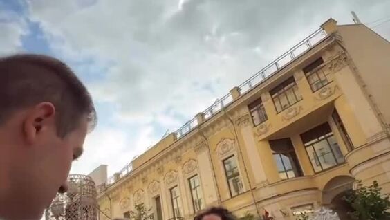 Парень проверил, как реагируют девушки, когда их называют «женщинами»
Парень проверил, как реагируют девушки, когда их называют «женщинами»