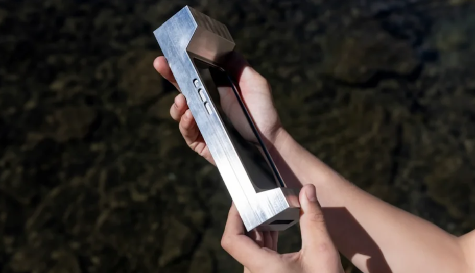 
        Американец создал 3-киллограмовый чехол для&nbsp;iPhone для&nbsp;борьбы с&nbsp;зависимостью    