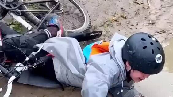 Когда падение не мешает улыбке
Когда падение не мешает улыбке