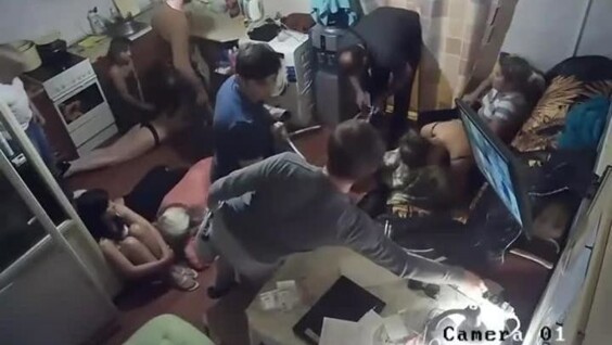 
        В&nbsp;Петербурге злоумышленники ограбили квартиру, где&nbsp;оказывали интимные услуги    