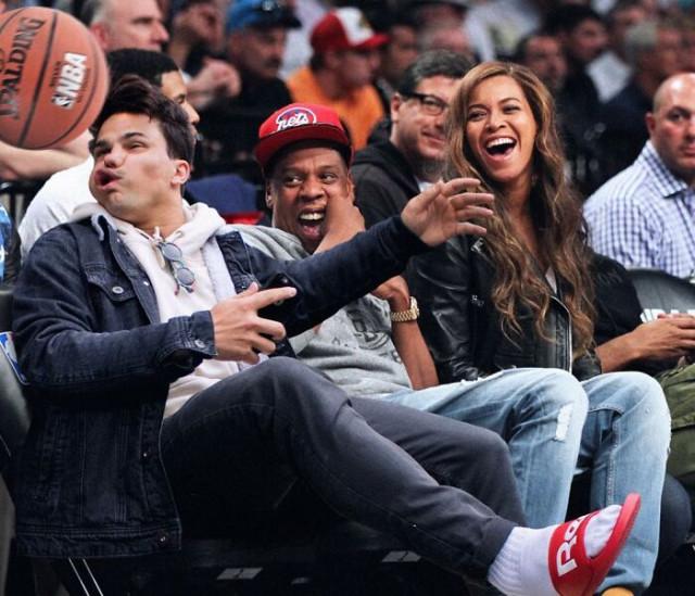 Парень, который «врывается» в жизнь звёзд с помощью фотошопа Парень, который «врывается» в жизнь звёзд с помощью фотошопа