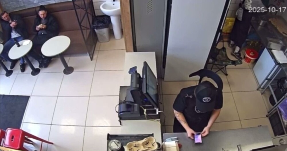 
        В&nbsp;Татарстане мужчина несколько раз&nbsp;выстрелил в&nbsp;сотрудницу кафе из&nbsp;пневматического пистолета    