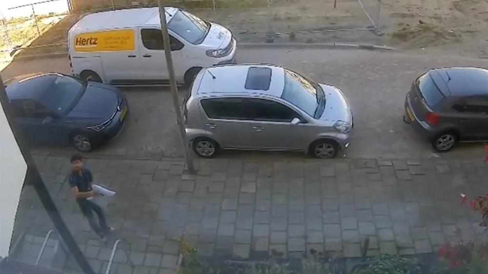 
        Сотрудник службы доставки пытался забросить посылку на&nbsp;балкон    