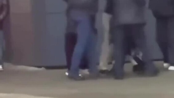 
        Мужчины не&nbsp;дали зацеперу прокатиться на&nbsp;электричке    