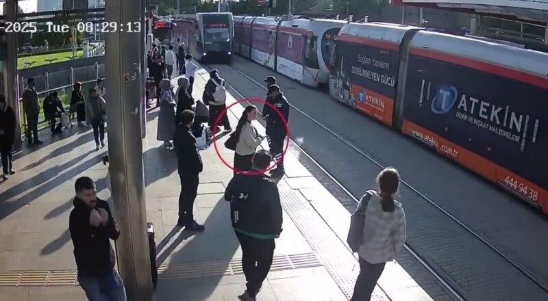 
        Сотрудник службы безопасности в&nbsp;последний момент спас невнимательную женщину    