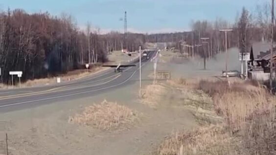 На Аляске местный житель улетел из ресторана на личном самолёте
На Аляске местный житель улетел из ресторана на личном самолёте