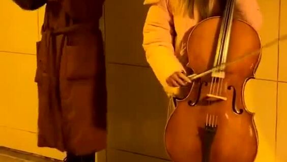 
        Музыка в&nbsp;подземном переходе в&nbsp;Санкт-Петербурге    