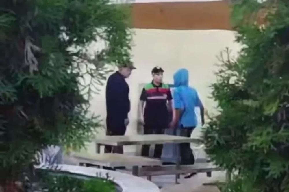 
        В&nbsp;Сочи девочка напала на&nbsp;сотрудницу кафе и&nbsp;несколько раз&nbsp;ударила её&nbsp;по&nbsp;лицу    