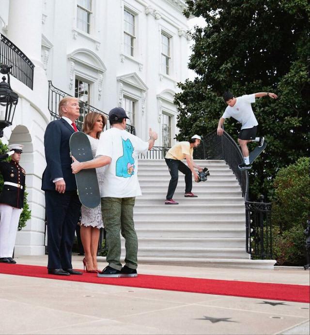 Парень, который «врывается» в жизнь звёзд с помощью фотошопа Парень, который «врывается» в жизнь звёзд с помощью фотошопа