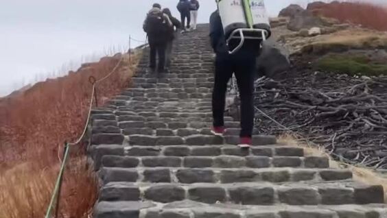 
        Японец показал процесс доставки пива к&nbsp;горячим источникам    