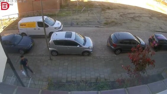 
        Сотрудник службы доставки пытался забросить посылку на&nbsp;балкон    