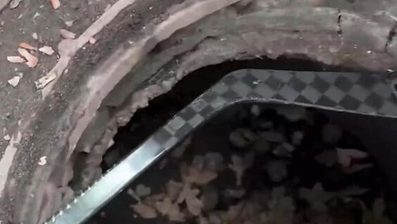 
        Юный хоккеист вытащил ключи из люка    