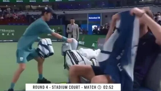 Российский теннисист выругался после победы в матче
Российский теннисист выругался после победы в матче