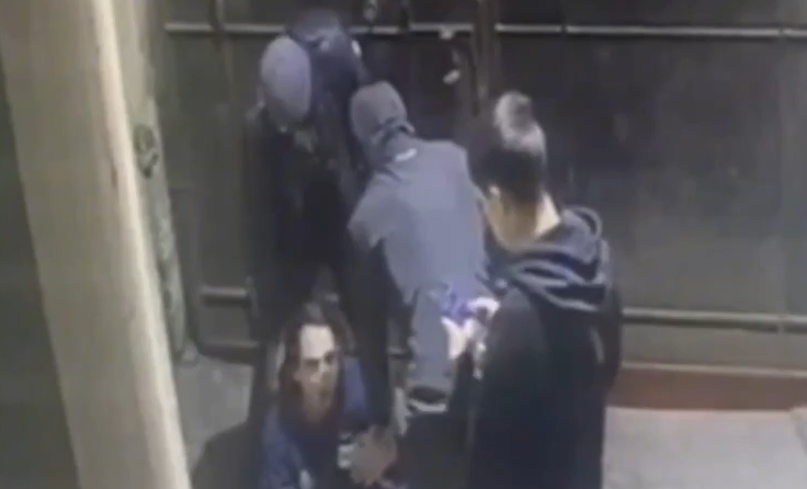 
        В Петербурге трое налетчиков разбили челюсть мужчине молотком ради 15 тысяч    