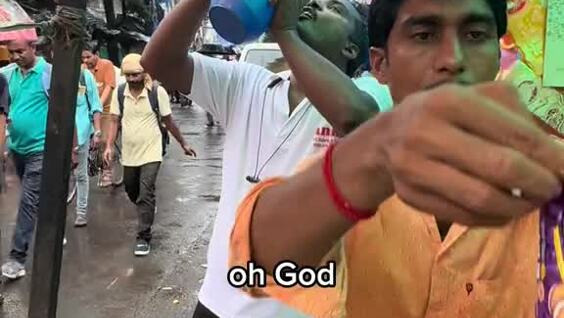 В Индии готовят омлет на газировке: турист в шоке от необычного блюда
В Индии готовят омлет на газировке: турист в шоке от необычного блюда